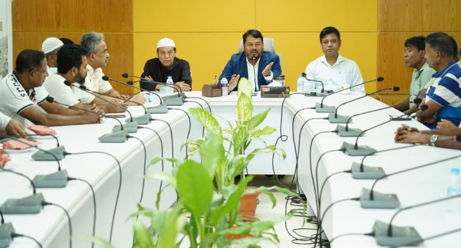 জেলা প্রশাসক গোল্ডকাপ ফুটবল উপলক্ষে নগর দলের সাথে রাসিক প্রশাসকের মতবিনিময়