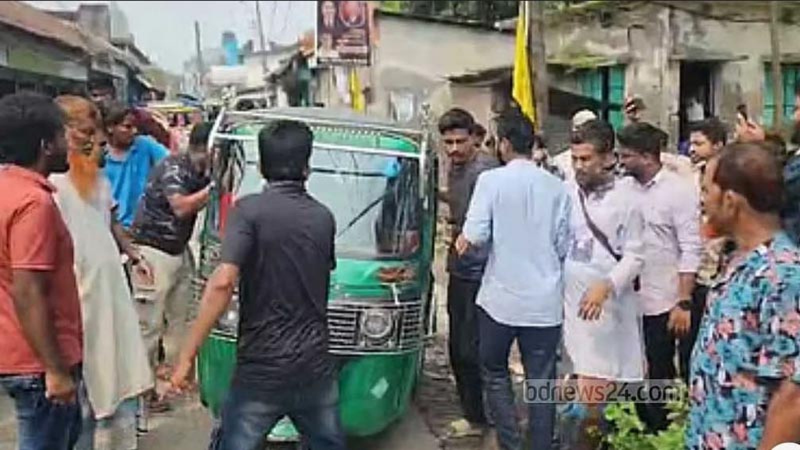 শরীয়তপুরে স্কুলের ফটকে প্রধান শিক্ষককে পিটুনি, ভিডিও ভাইরাল