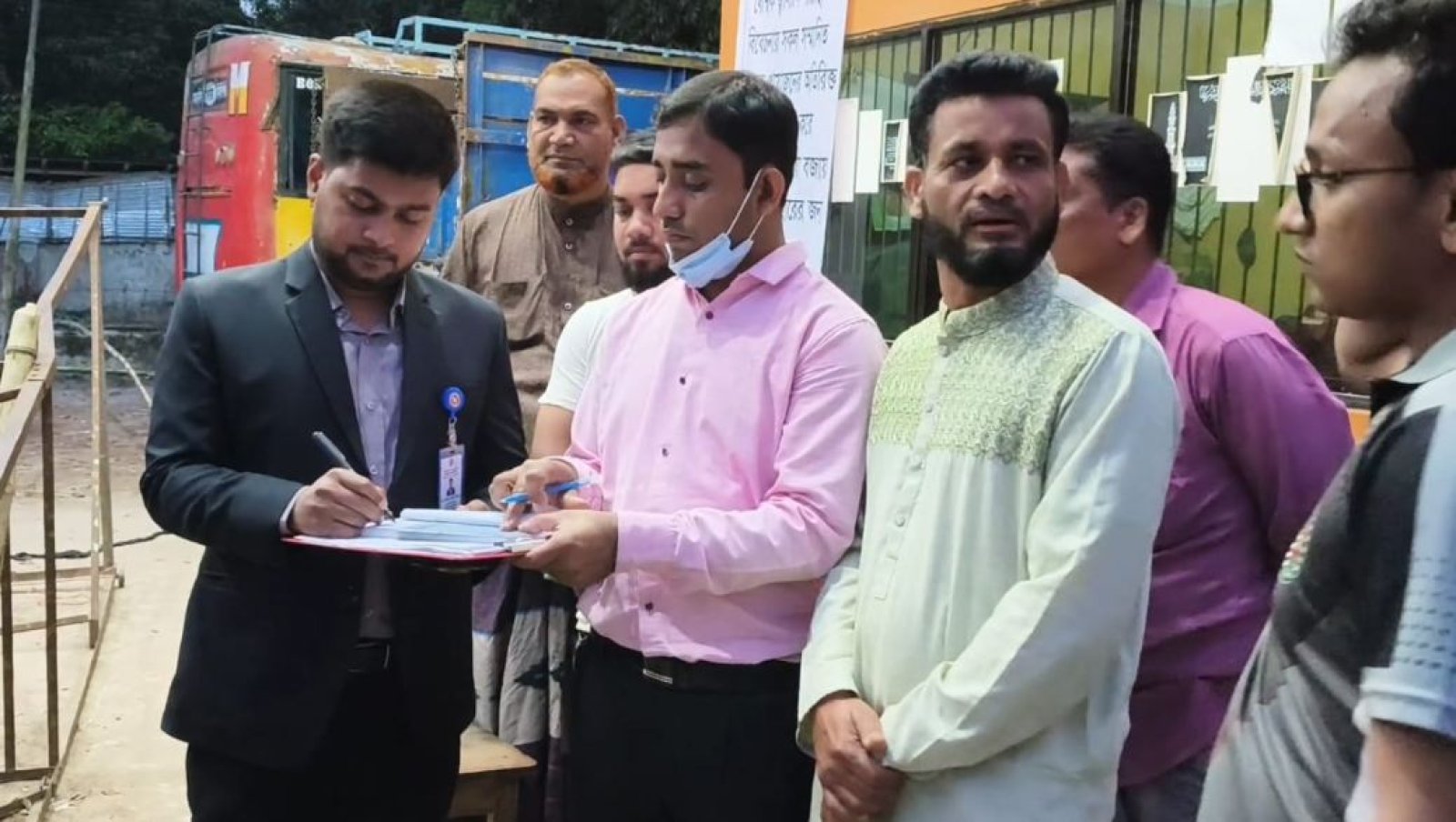 ‘তেল নেই’ ব্যানার ঝুলানো পাম্পে অভিযানে মিললো প্রায় ১৩ হাজার লিটার  পেট্রোল ও ডিজেল