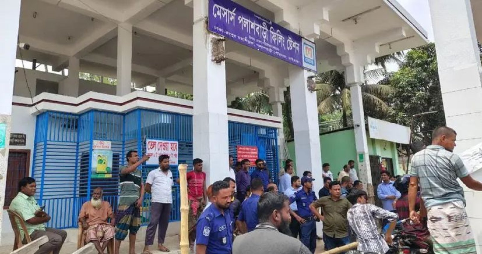 ফিলিং স্টেশনে তেল নেওয়াকে কেন্দ্র করে ছুরিকাঘাতে আহত ৩