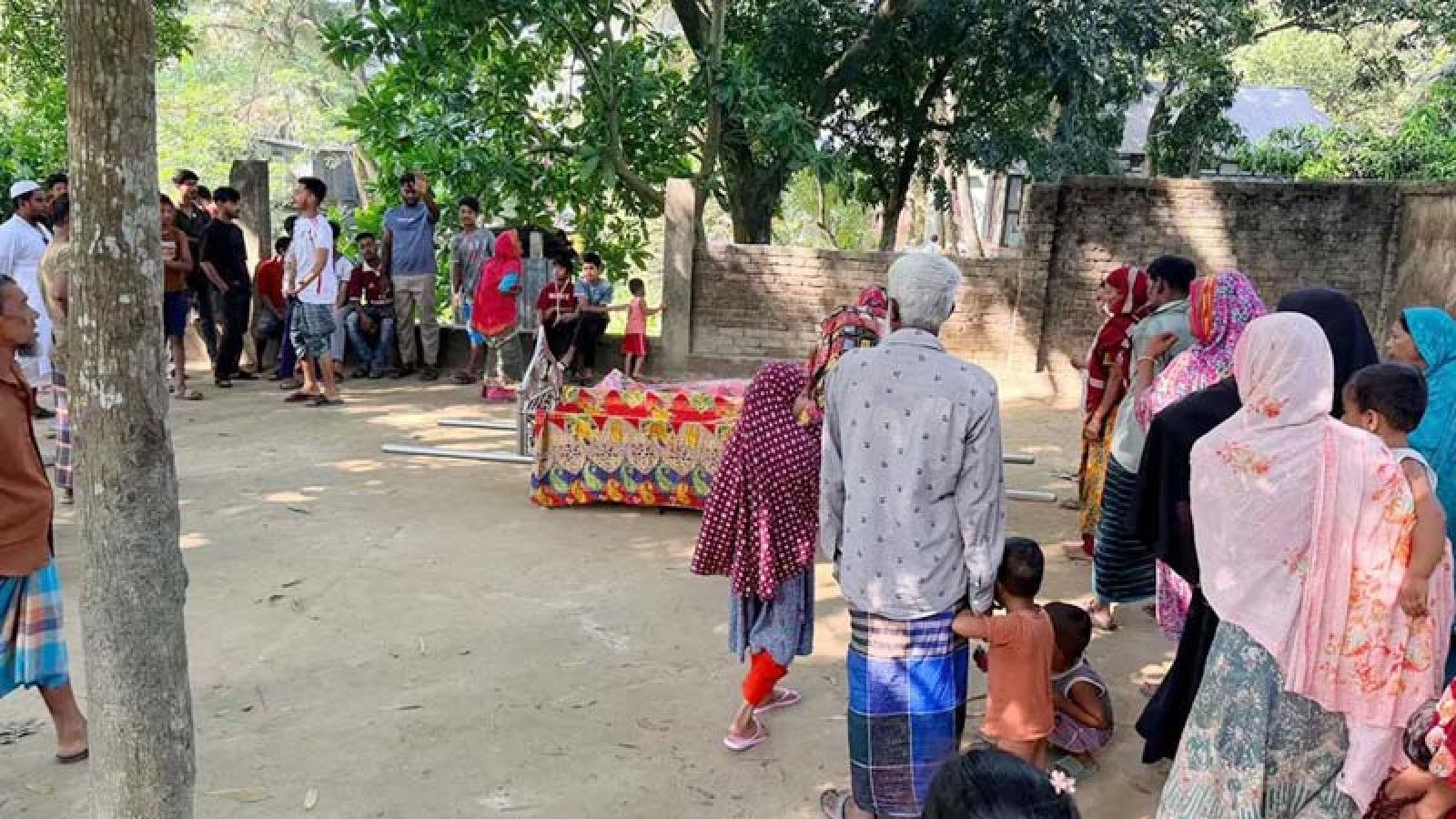 সকালে হাঁটতে বেরিয়ে অজ্ঞাত গাড়ির চাপায় স্বামী-স্ত্রী নিহত