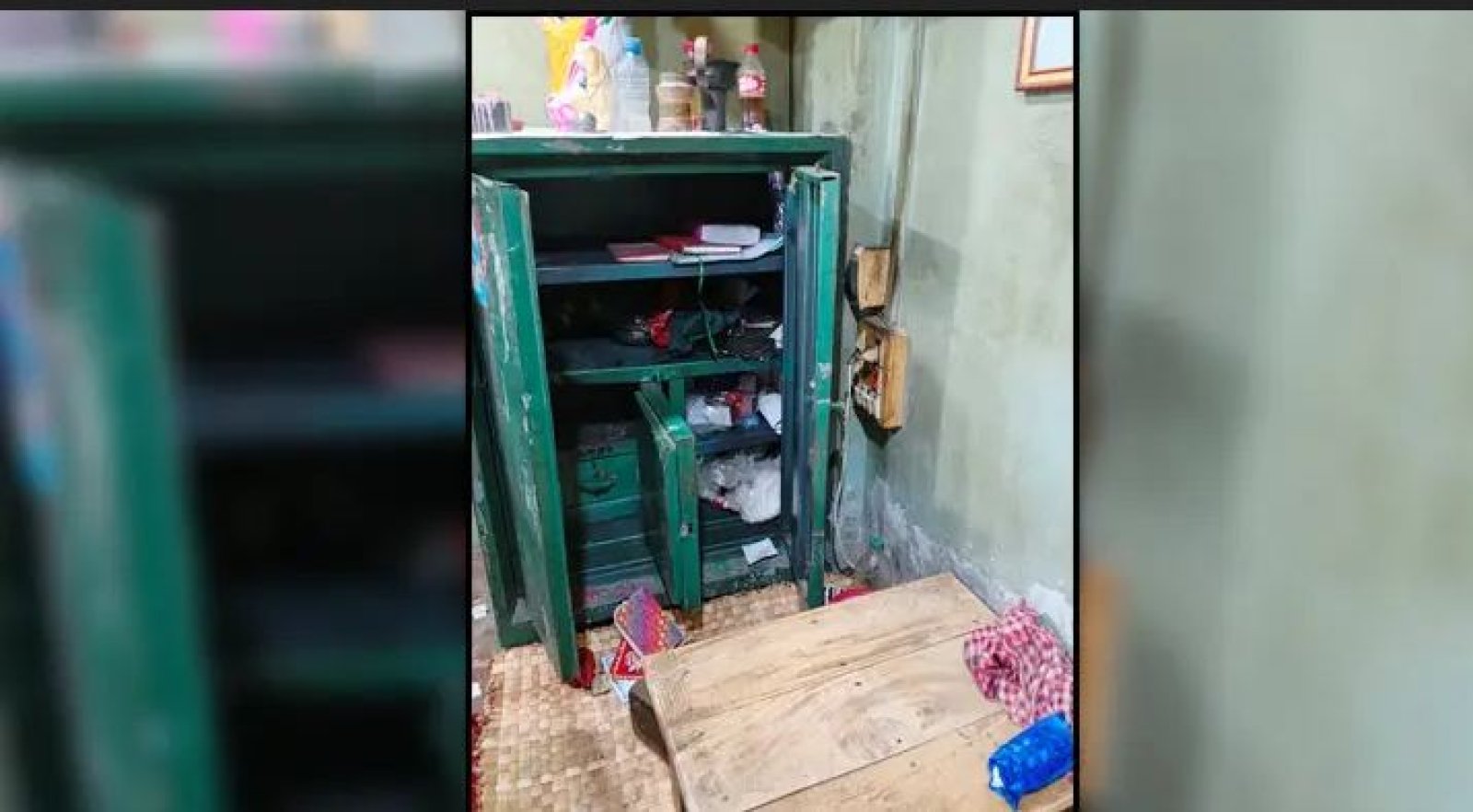 পাহারাদারকে জিম্মি করে ৬ সোনার দোকানে ডাকাতি