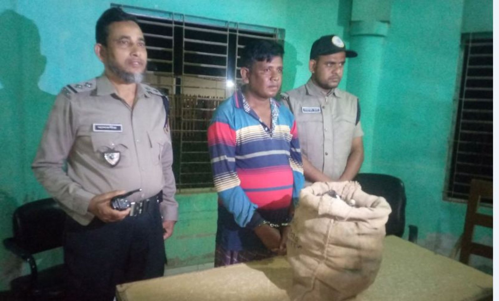 পার্বতীপুরে ১০২ ফেনসিডিলসহ মাদক কারবারি গ্রেফতার