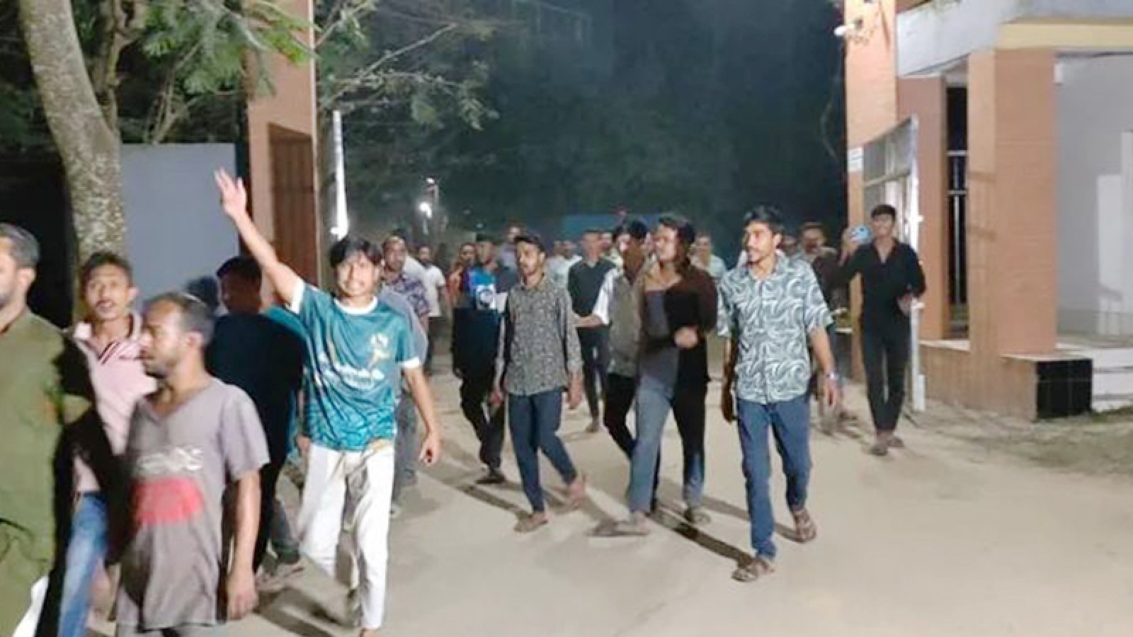 এসপির গাড়ি আটকে ‘মব’ তৈরির চেষ্টা, বাসচালক আটক