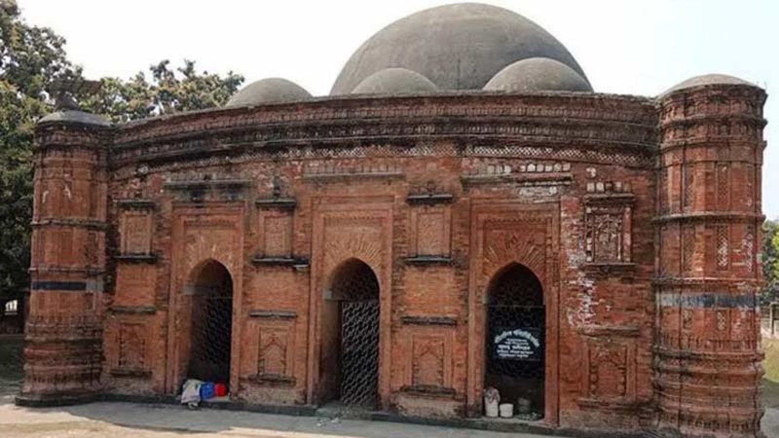 ৫০০ বছরের সাক্ষী চাঁপাইনবাবগঞ্জের খনিয়াদিঘি মসজিদ