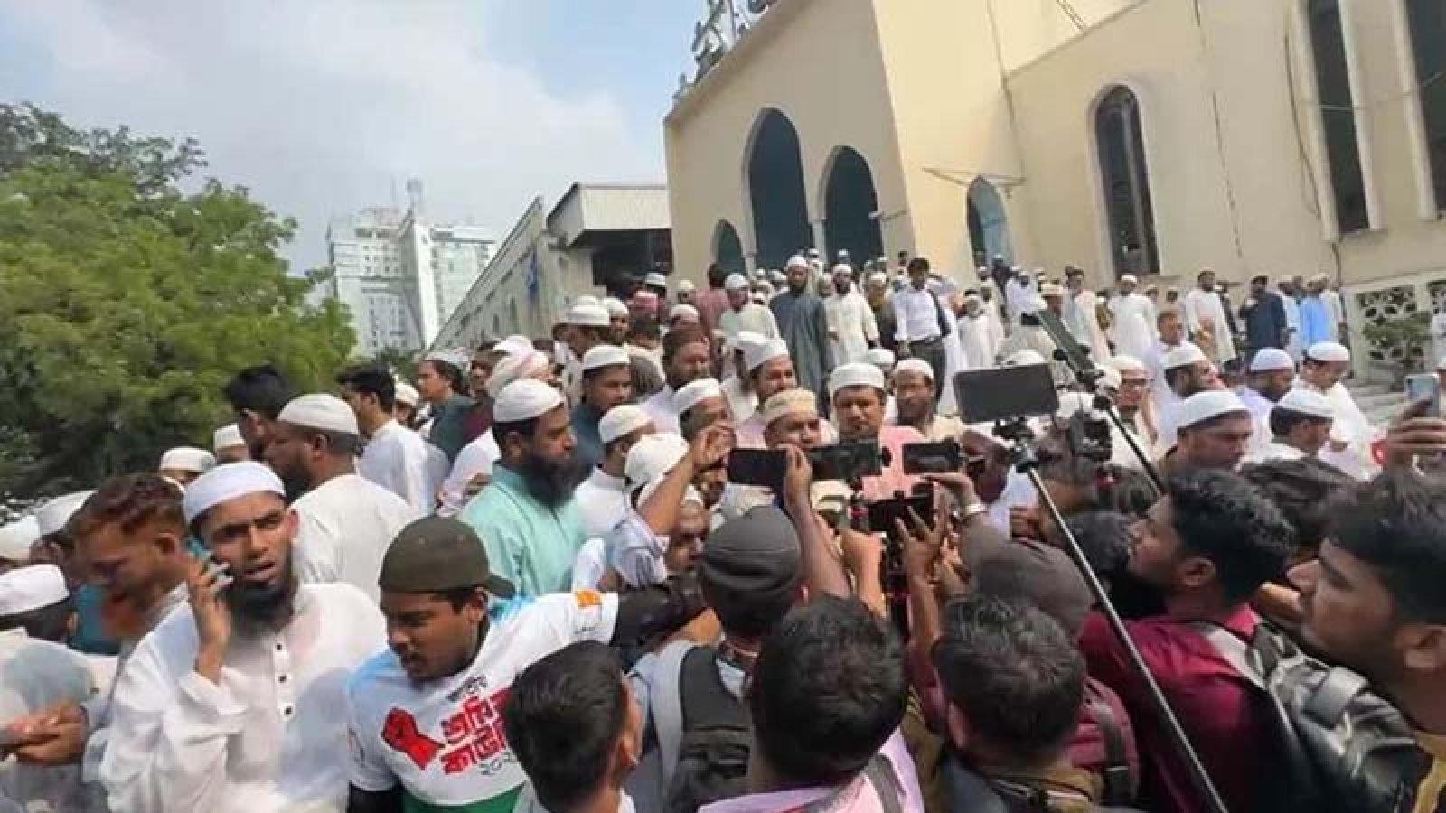 জুমার নামাজের পর বায়তুল মোকাররমে উত্তেজনা, জামায়াতবিরোধী স্লোগান