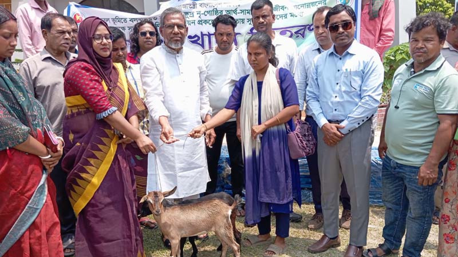 বড়াইগ্রামে ক্ষুদ্র নৃগোষ্ঠীর ৫৬ পরিবার পেলো ২ টি করে ছাগল ও উপকরণ
