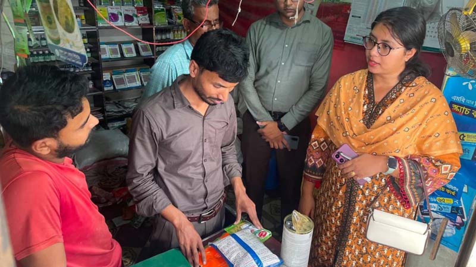 মোহনপুরে কীটনাশকের দোকানকে ১০ হাজার টাকা জরিমানা