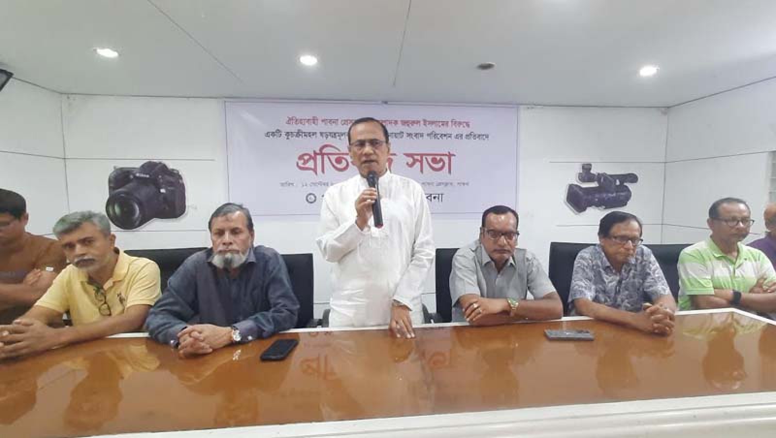 পাবনা প্রেসক্লাব সম্পাদককে ফাঁসাতে সাজানো ভিডিও, ডিবি ওসির প্রত্যাহার দাবি