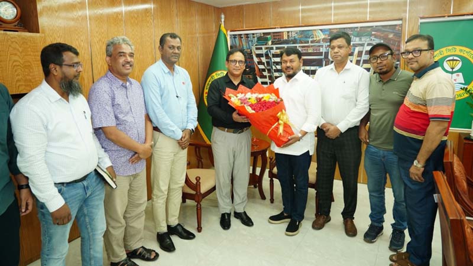 রাজশাহীর বিদায়ী বিভাগীয় কমিশনারকে রাসিকের বিদায় সংবর্ধনা