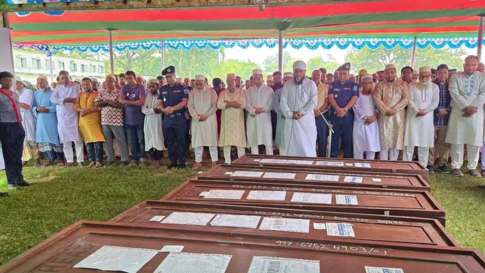 জানাজা শেষে নওগাঁর ৭ জনের মরদেহ পরিবারের কাছে হস্তান্তর