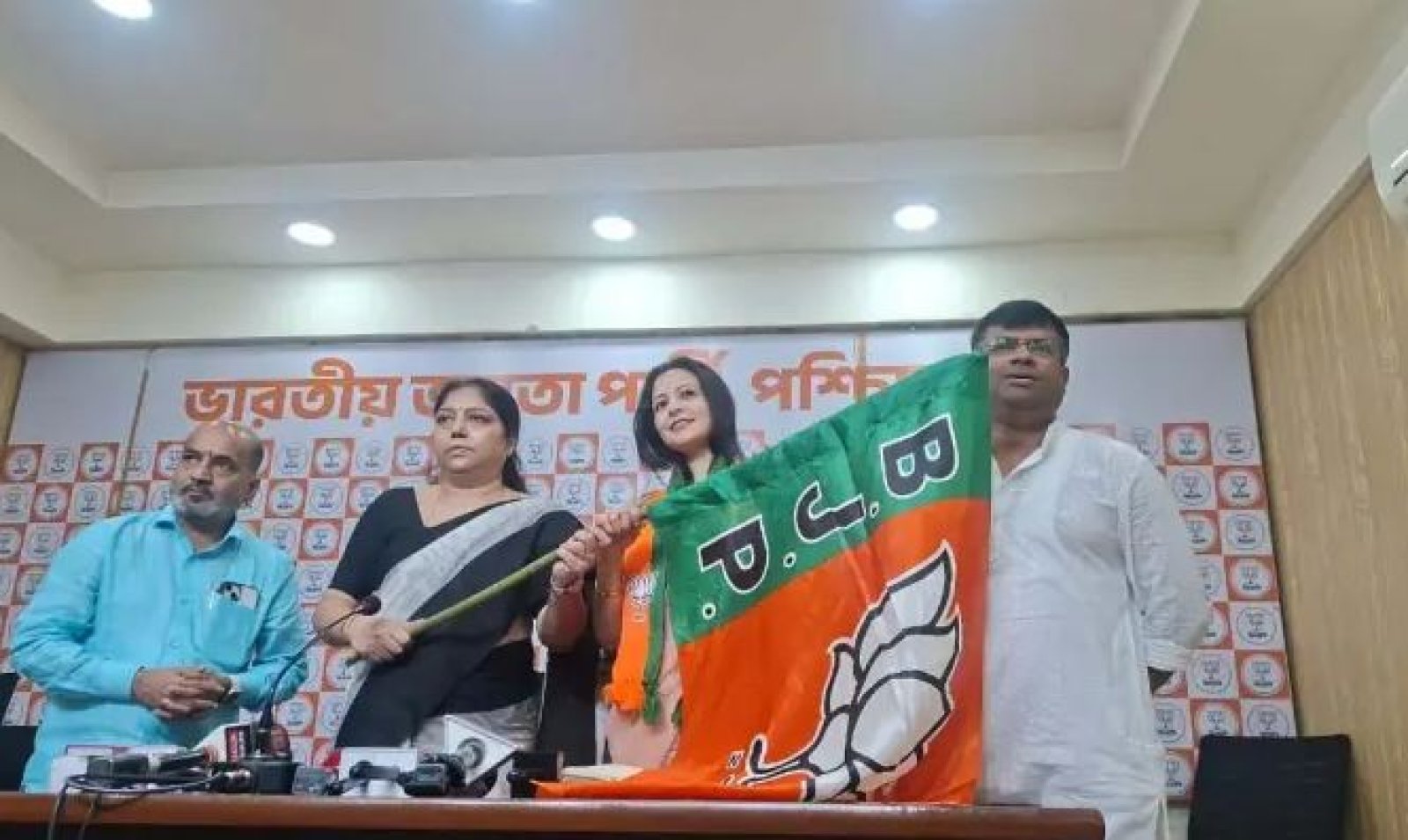 ’শেষ কয়েকমাসে বাংলার উন্নয়নে আমি খুশি’, বিজেপি-তে যোগ দিয়ে বললেন কোয়েল মল্লিক