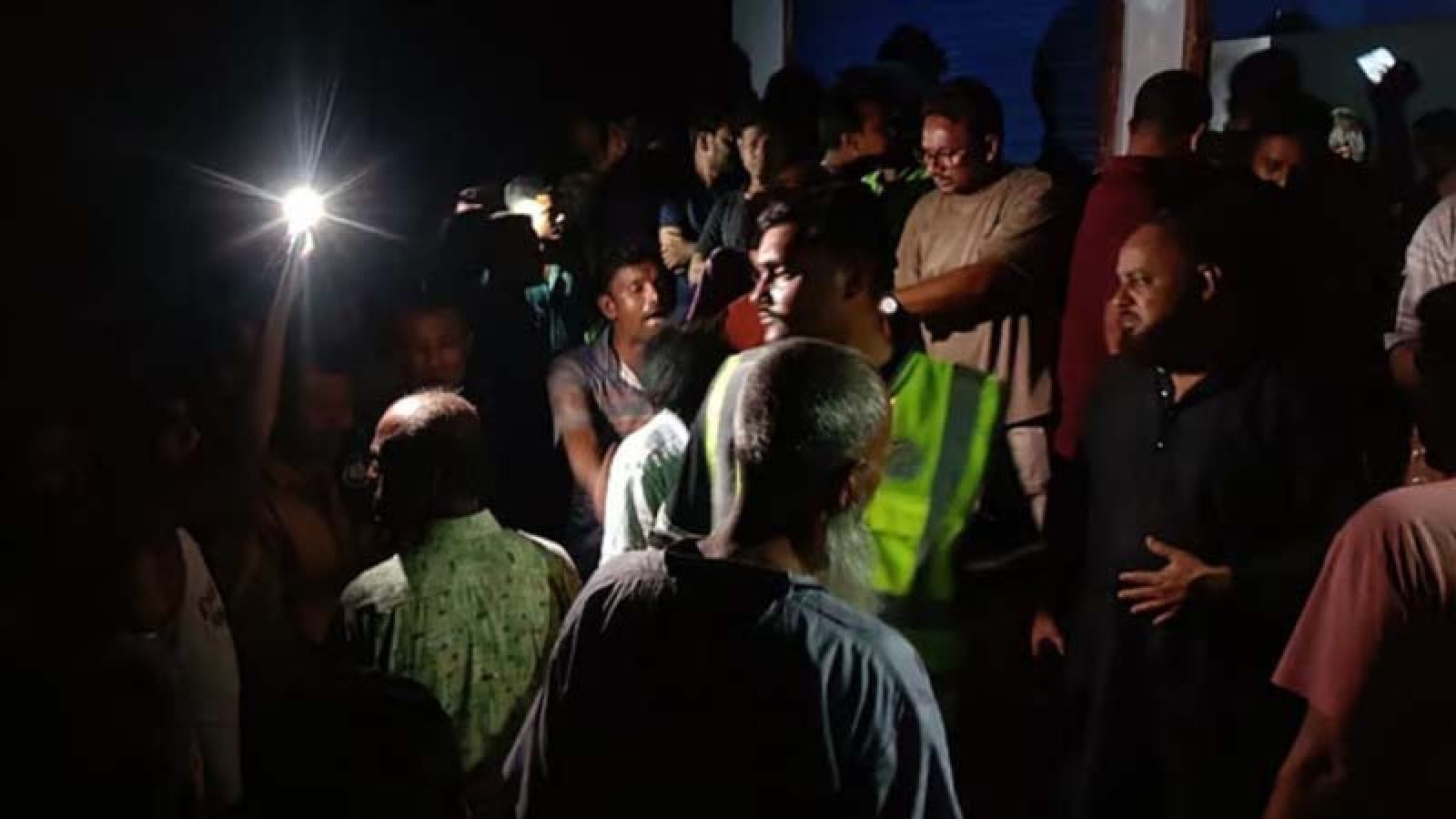 ‘গালাগালি করায়’ মাইকে ঘোষণা দিয়ে পুলিশকে অবরুদ্ধ করলেন এলাকাবাসী