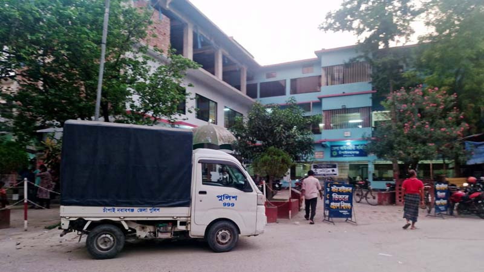 চাঁপাইনবাবগঞ্জে আইনজীবীদের হামলায় ৭ জন আহত, সাংবাদিক-পুলিশ লাঞ্ছিত