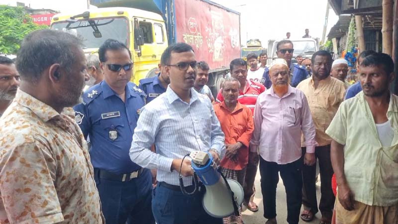 সড়ক দুর্ঘটনার পর যমুনা ব্রিজ এলাকায় অবৈধ স্থাপনা উচ্ছেদে প্রশাসনের অভিযান