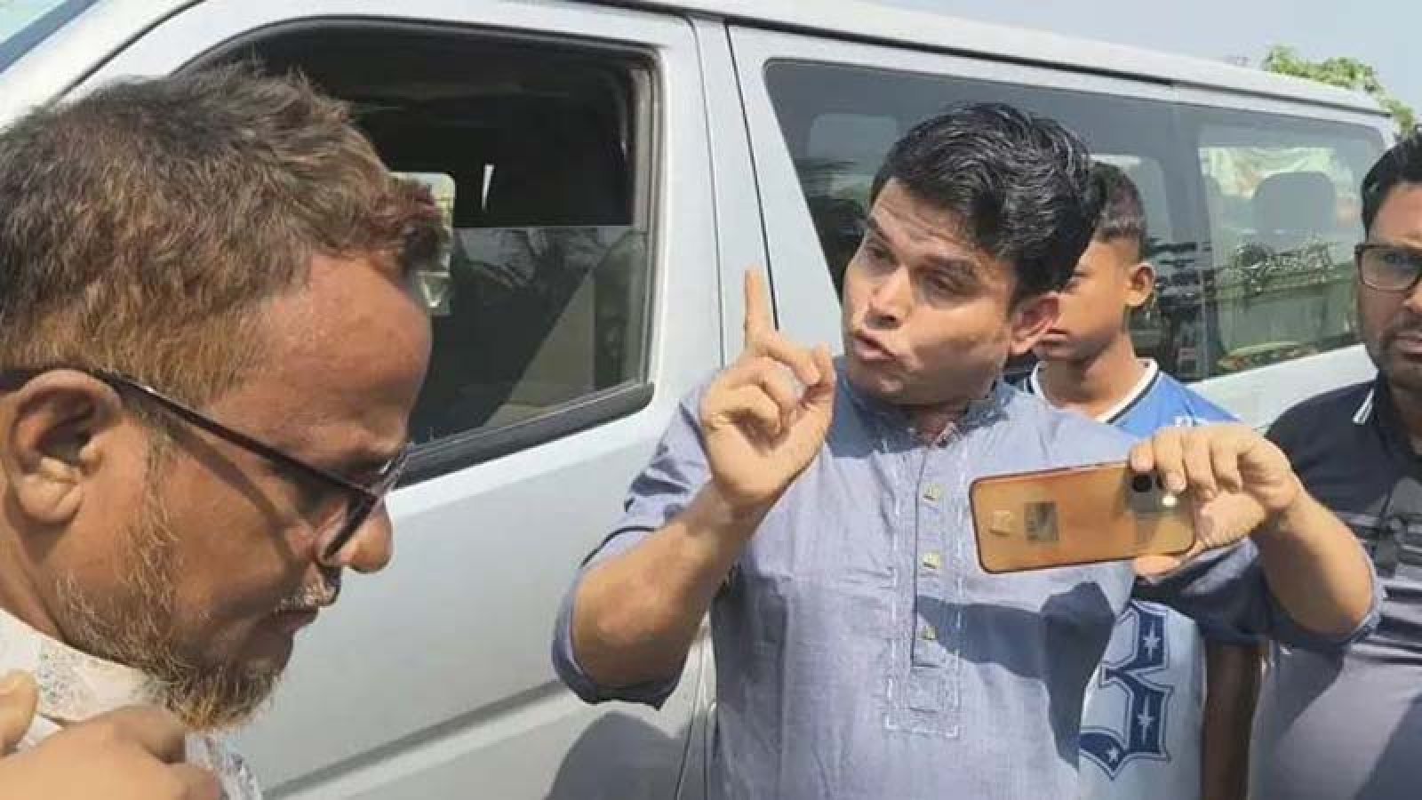 সাংবাদিকদের গাড়ি আটকে যুবদল নেতার চাঁদা আদায়ের চেষ্টা