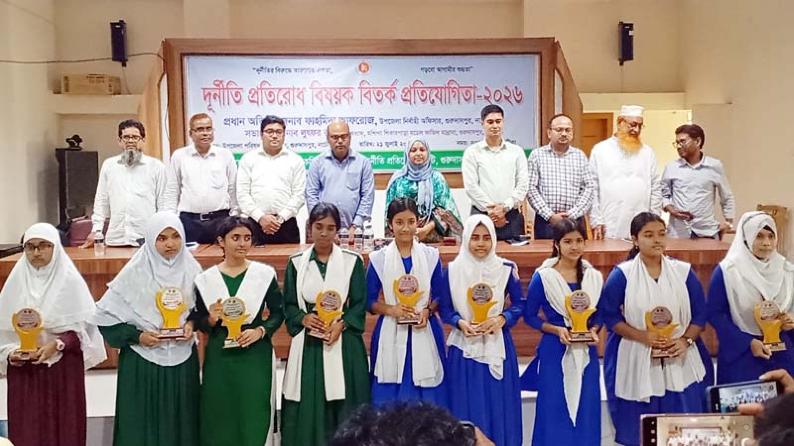 গুরুদাসপুরে দুর্নীতি প্রতিরোধ বিষয়ক বিতর্ক প্রতিযোগিতা অনুষ্ঠিত