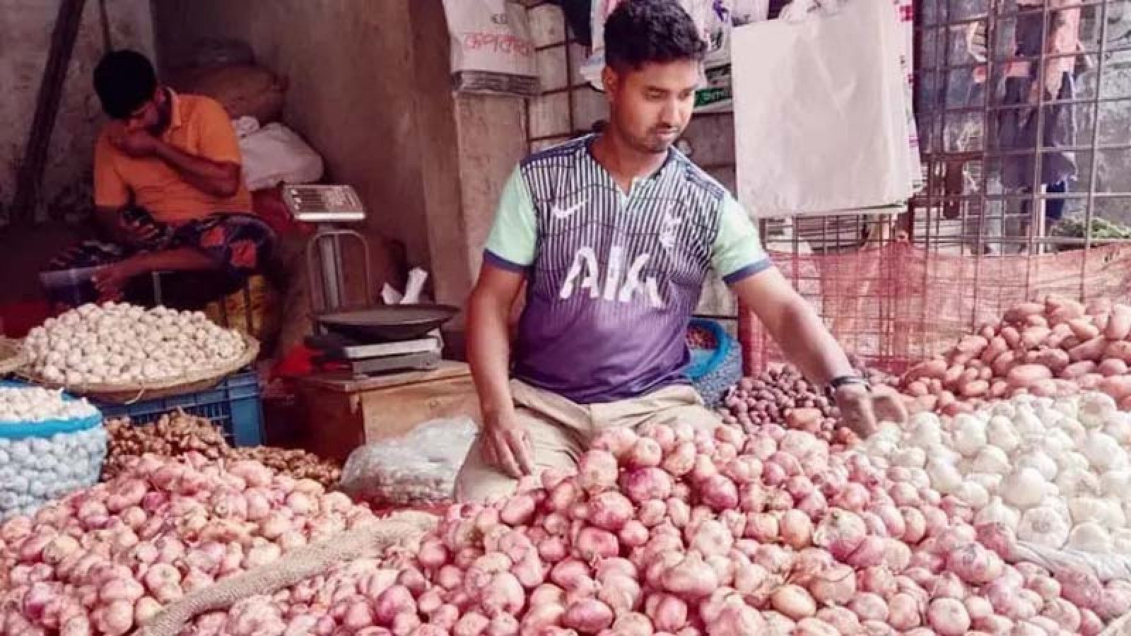 রেকর্ড পরিমাণ পেঁয়াজ চাষ, দামে হতাশ