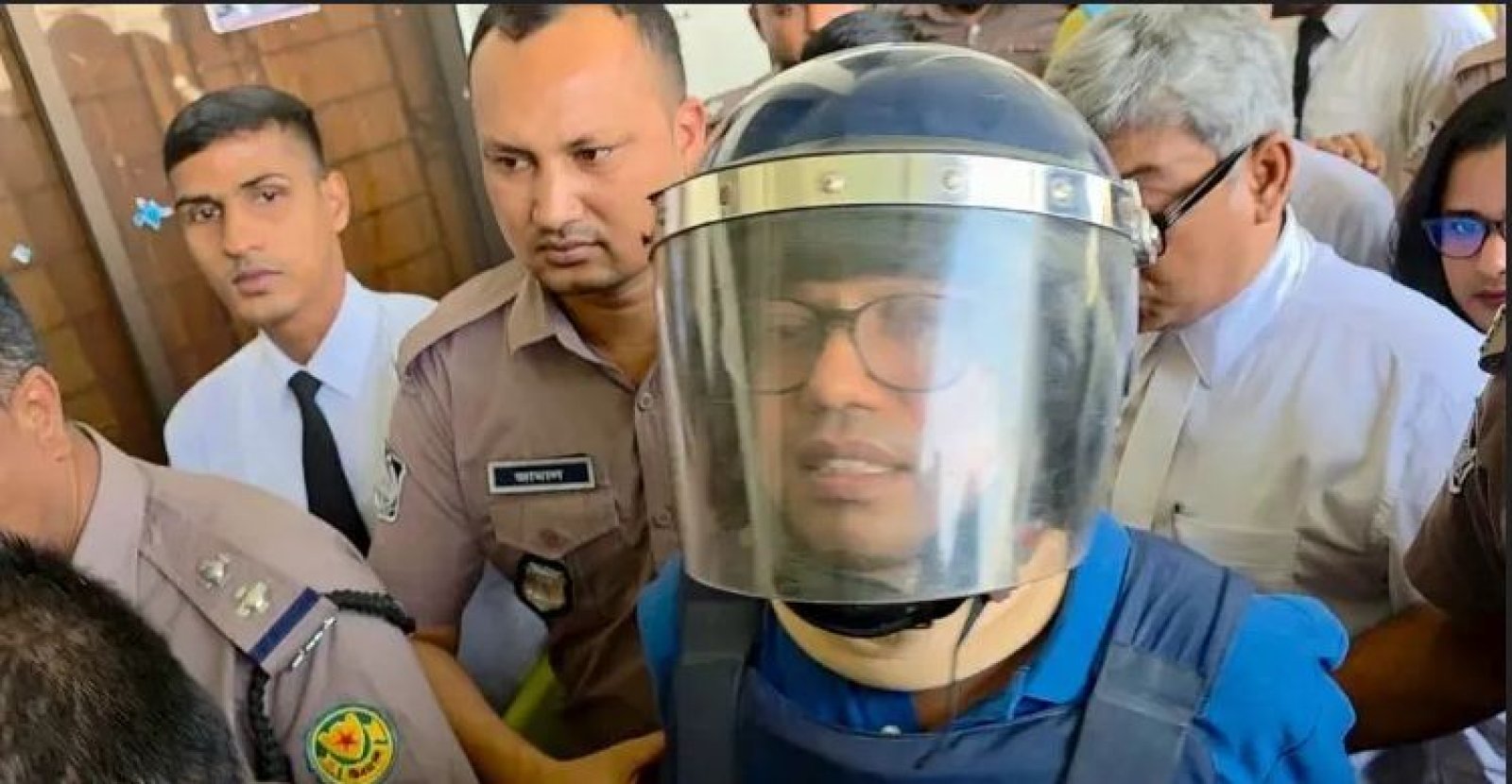 লিফট চালু থাকার পরও সিঁড়ি দিয়ে ৬ তলায় পলক, হাতকড়া নিয়েও আপত্তি