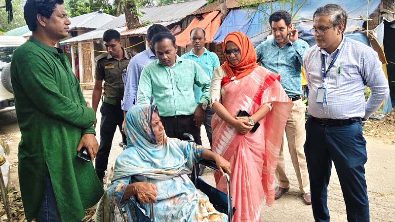 বড়াইগ্রামে অসহায় বৃদ্ধার পাশে দাঁড়ালেন ইউএনও
