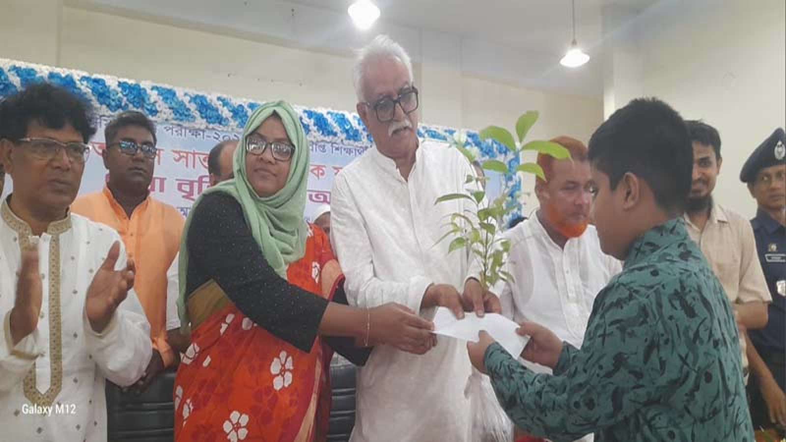 চারঘাটে শিক্ষার্থীর মাঝে সংবর্ধনা ও মেধাবৃত্তি প্রদান