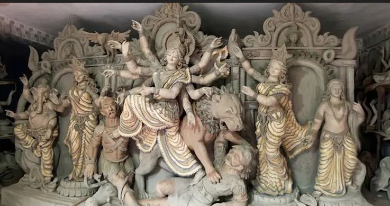 দেড় লাখ দিয়াশলাই কাঠিতে প্রস্তুত হচ্ছে দুর্গা প্রতিমা