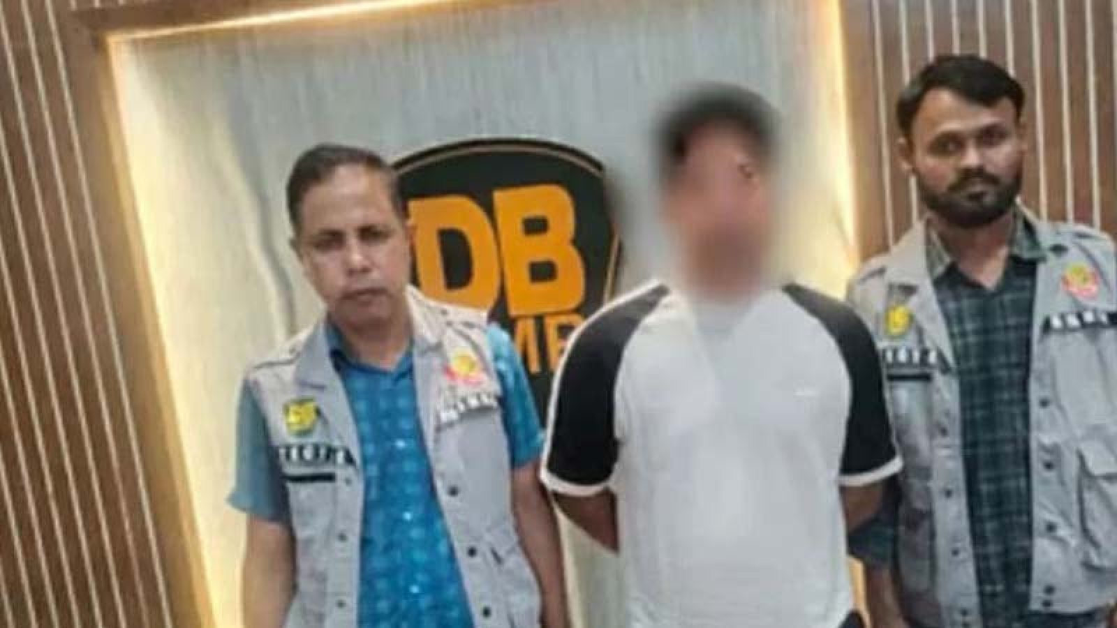 বিদেশে পালাচ্ছিলেন ‘সন্ত্রাসী’ সাজ্জাদের সহযোগী