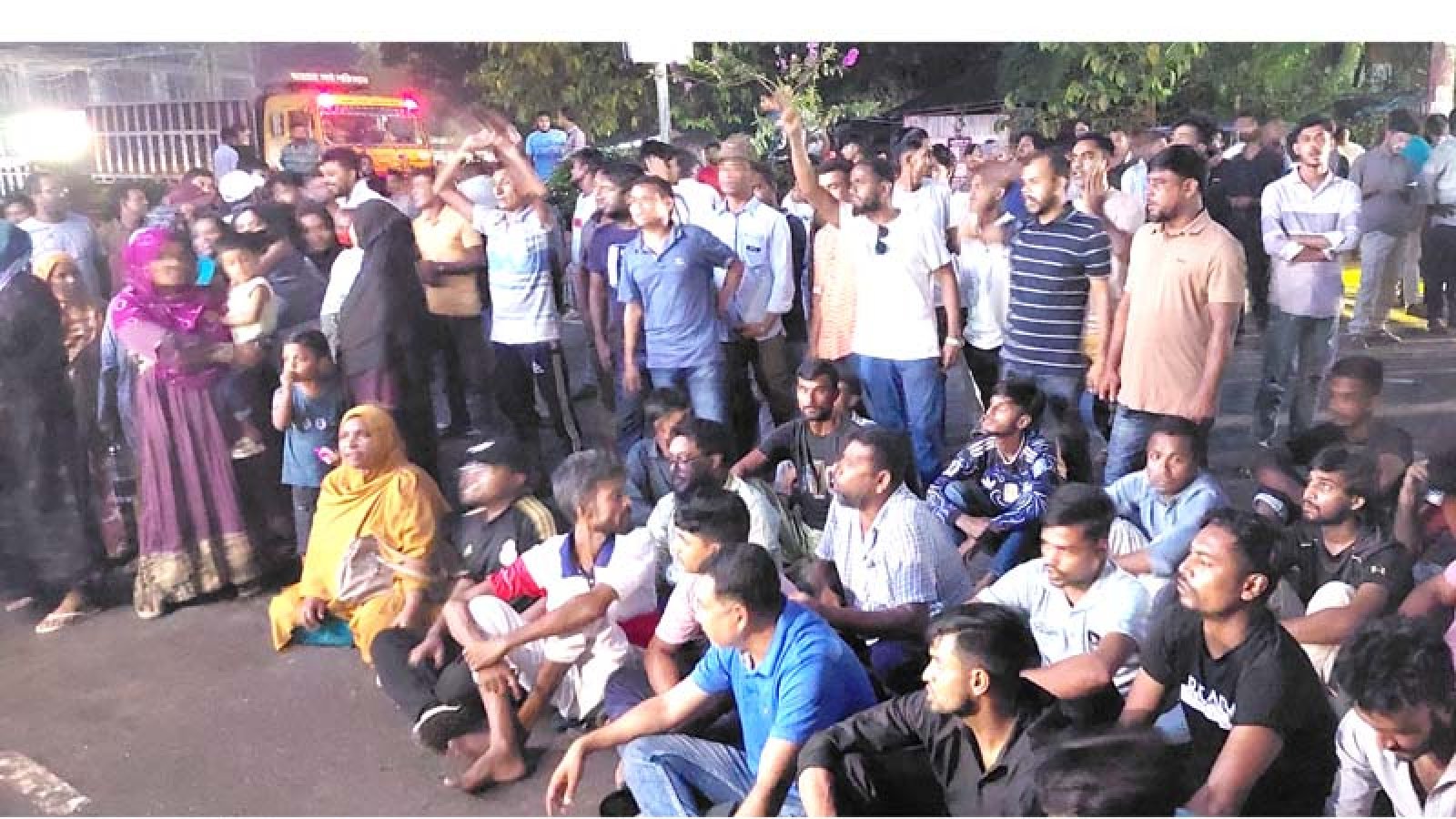 ‘ছাত্রদলের সাবেক নেতা’ বাপ্পিকে ছেড়ে দেয়ার প্রতিবাদে থানা ঘেরাও : সড়কে ফুটবল খেলে অবরোধ
