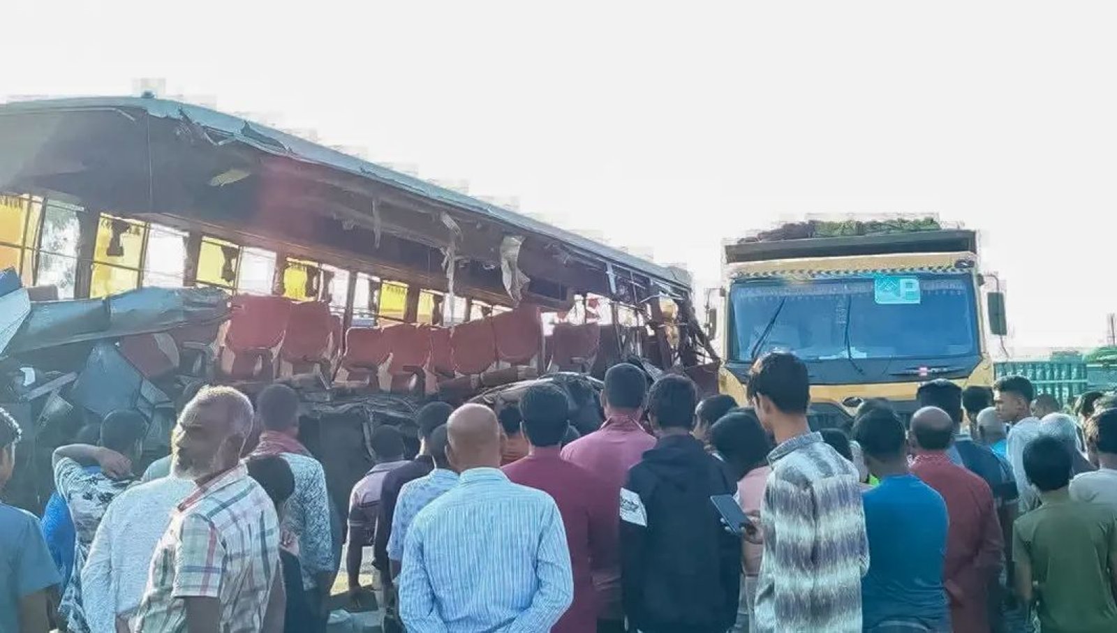 রংপুরে দাঁড়িয়ে থাকা ডাম্প ট্রাকে বাসের ধাক্কা, নিহত বেড়ে ৪