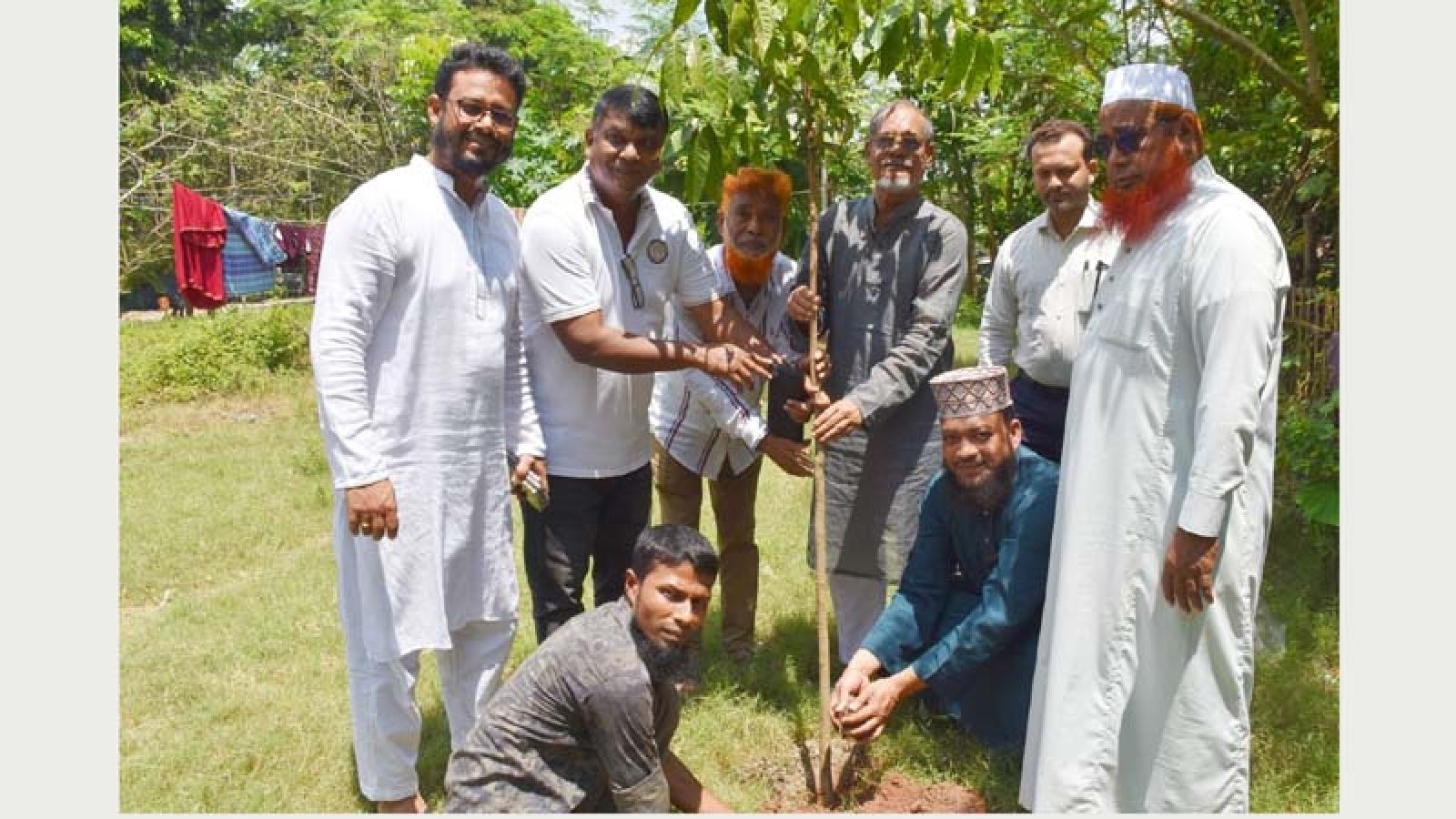 মাদ্রাসার শিক্ষার্থীদের মাঝে চেম্বার নেতৃবৃন্দের গাছের চারা বিতরণ