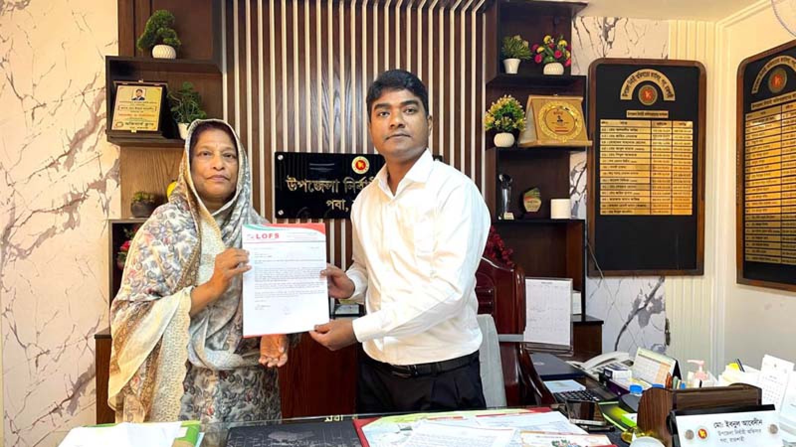 পবায় লফসের স্মারকলিপি প্রদান