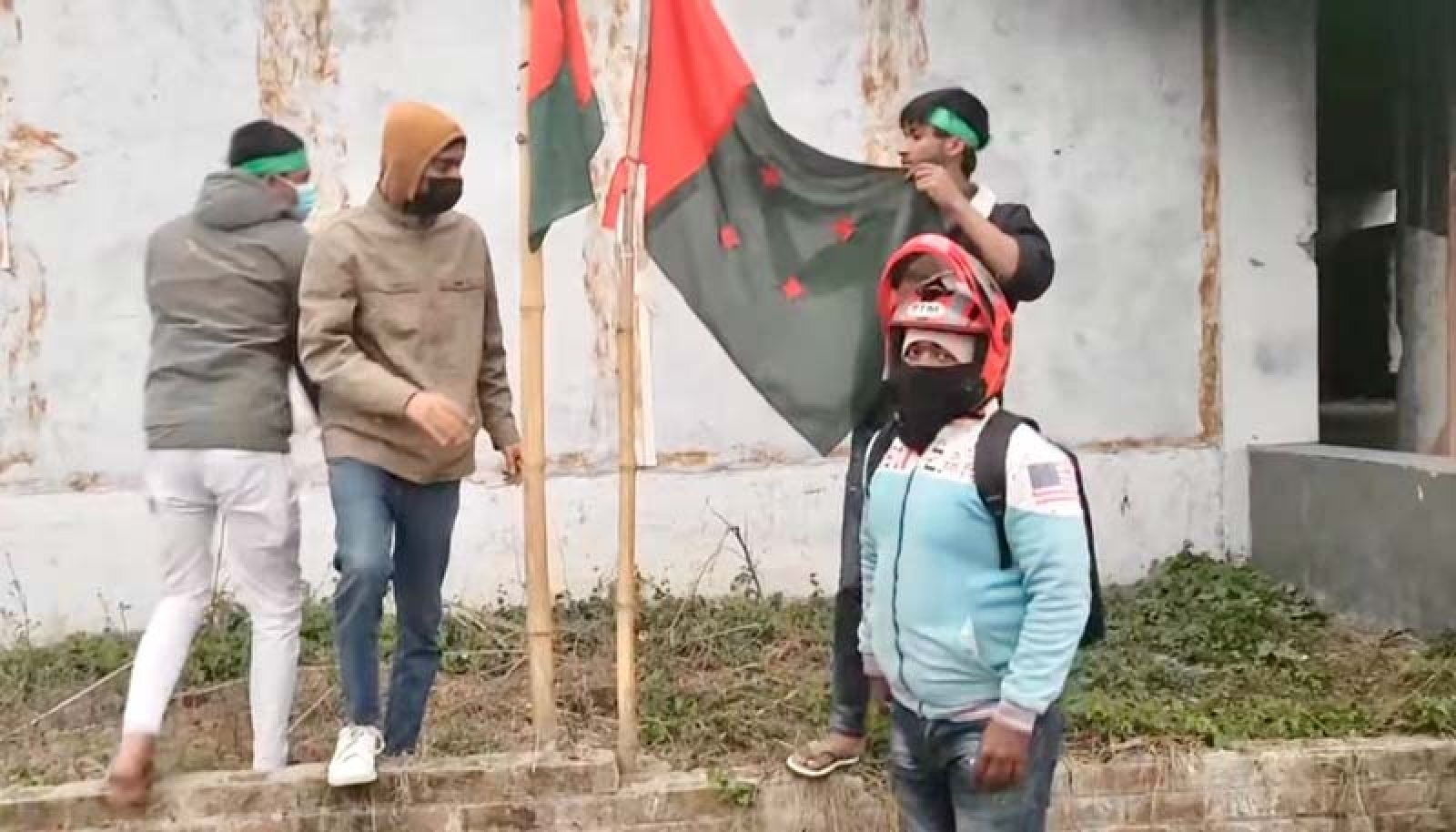 রাজশাহীতে পরিত্যক্ত আ.লীগ কার্যালয়ে উড়ানো হলো পতাকা