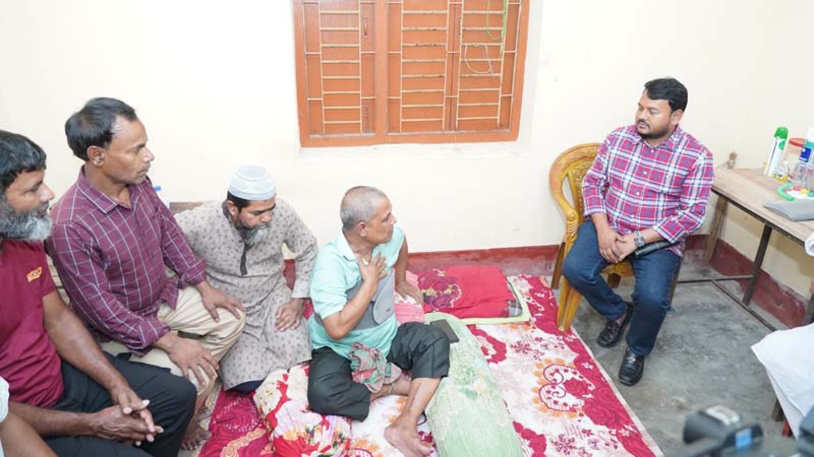 ওয়ার্ড বিএনপি নেতা অসুস্থ টুটুলকে দেখতে গেলেন রাসিক প্রশাসক