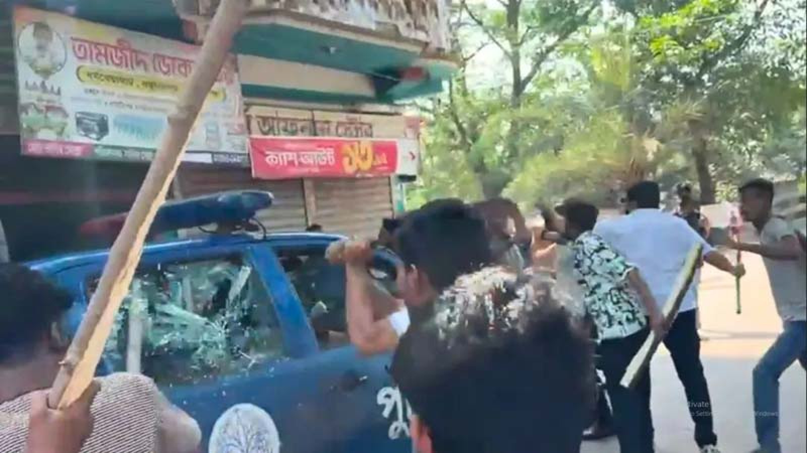 গোপালগঞ্জে নিষিদ্ধ ছাত্রলীগের মিছিল থেকে পুলিশের ওপর হামলা, আহত ২