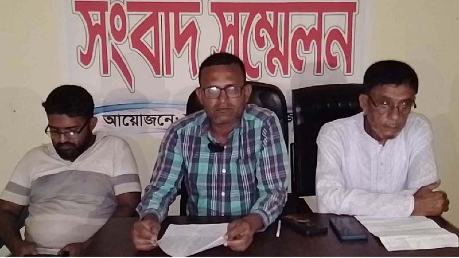 ধামইরহাটে সাপ্তাহিক হাট ইজারা বাতিলের দাবিতে সংবাদ সম্মেলন