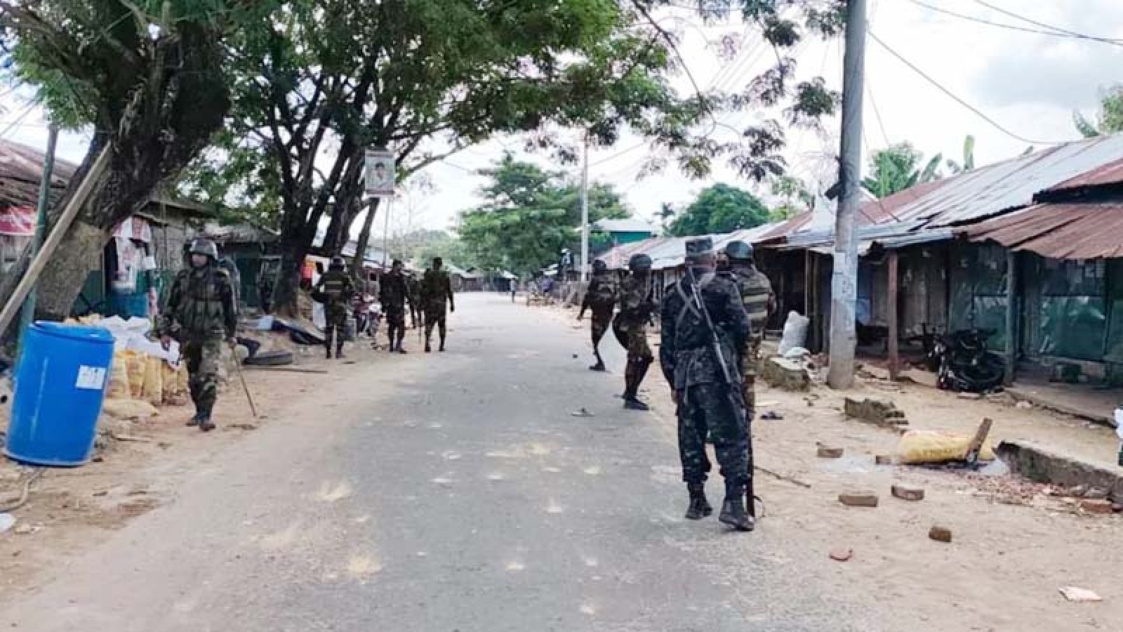 সাজেকে গোলাগুলি, আটকে দিয়েছে পর্যটকদের গাড়ি