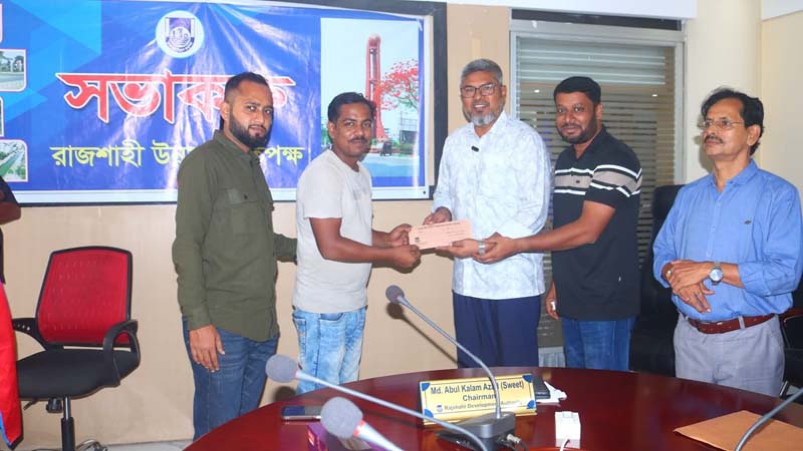 দুর্গাপূজায় সনাতন ধর্মাবলম্বীদের আর্থিক সহায়তা আরডিএ চেয়ারম্যানের
