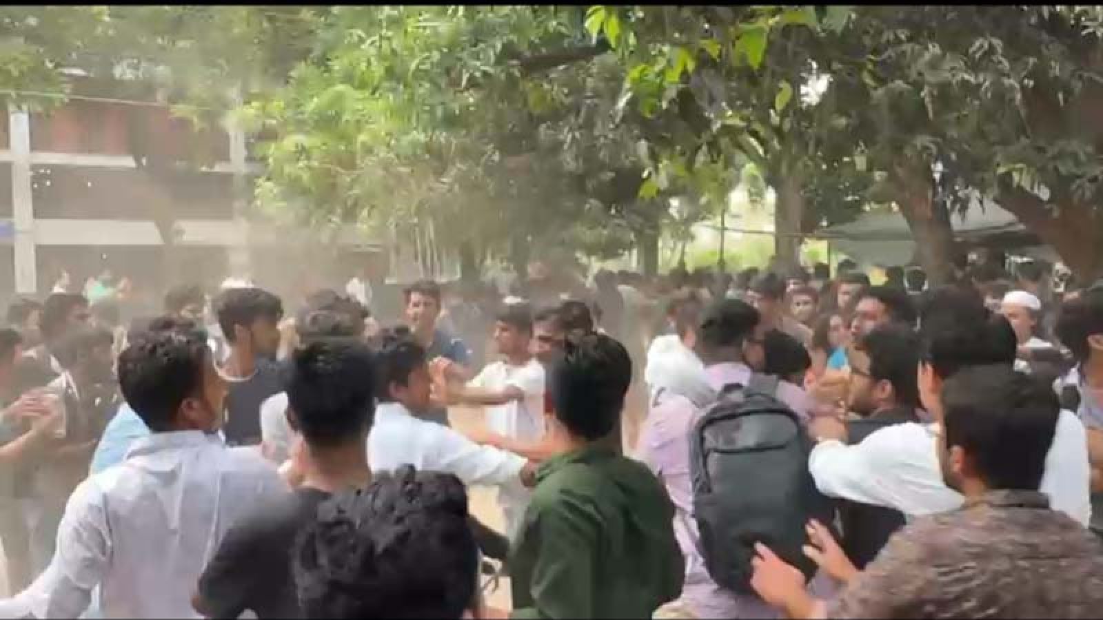 রাবিতে ছবি তোলা নিয়ে দুই বিভাগের শিক্ষার্থীদের মধ্যে সংঘর্ষ