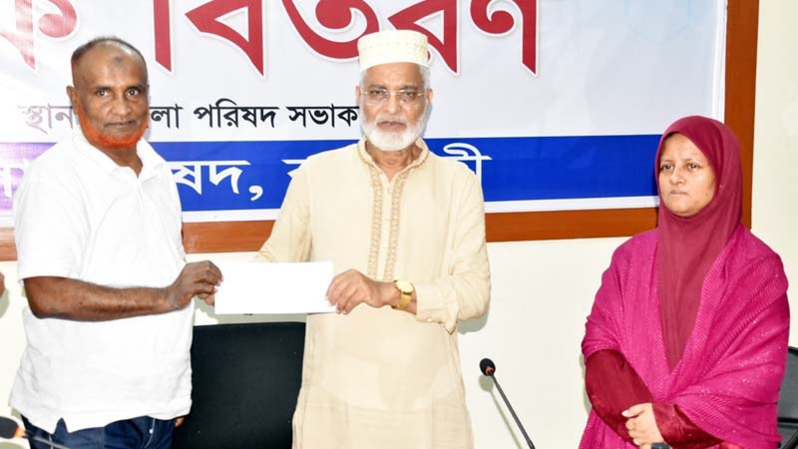 রাজশাহী জেলা পরিষদের চেক বিতরণ