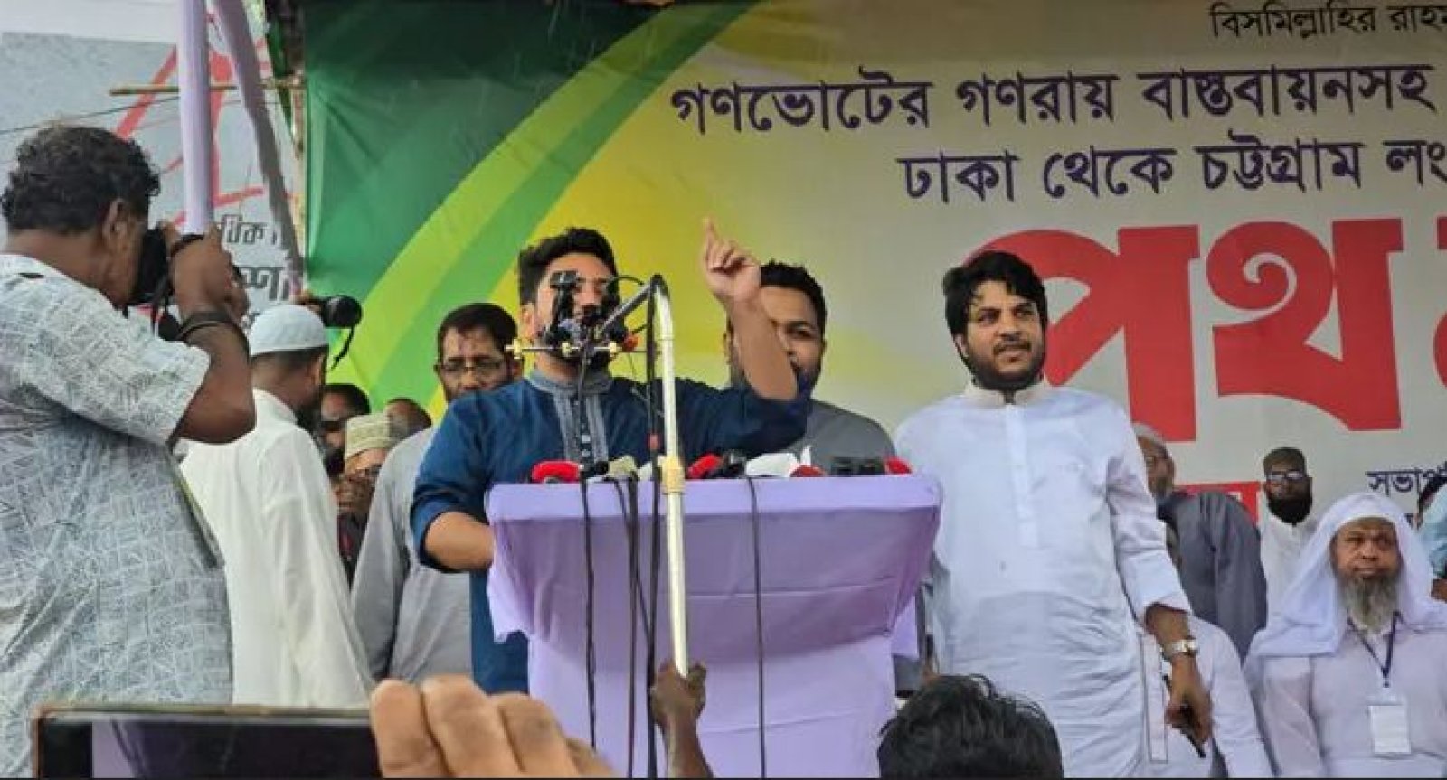 লংমার্চে নাহিদের স্লোগান- ‘গ্যাস দে বিদ্যুৎ দে নইলে গদি ছাইড়া দে’