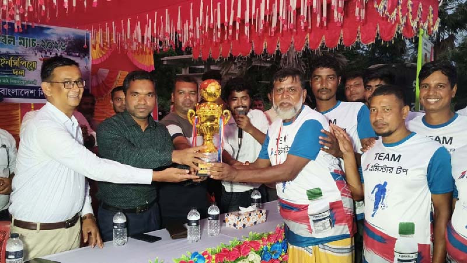 নিয়ামতপুরে আদর্শ কৃষকদের নিয়ে প্রীতি ফুটবল ম্যাচ অনুষ্ঠিত