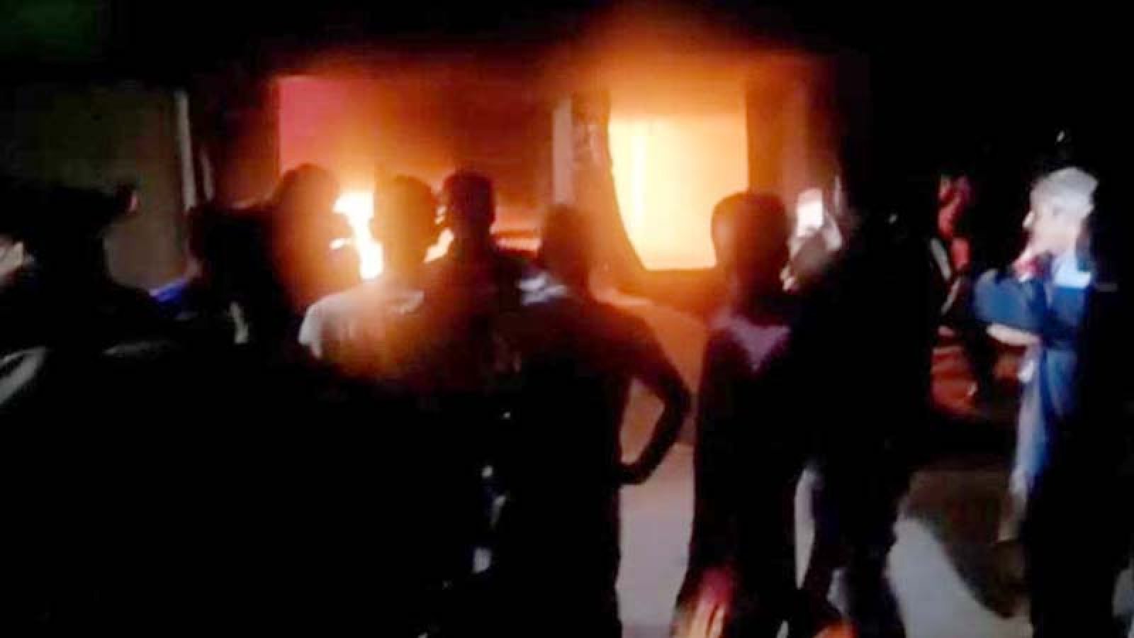 নাচোলে  টিসিবির গোডাউনে ভয়াবহ আগুন, ভ্যানচালকের মরদেহ উদ্ধার
