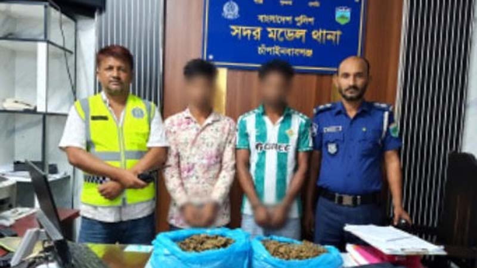 চাঁপাইনবাবগঞ্জে ২ কেজি গাঁজাসহ দুই যুবক গ্রেপ্তার