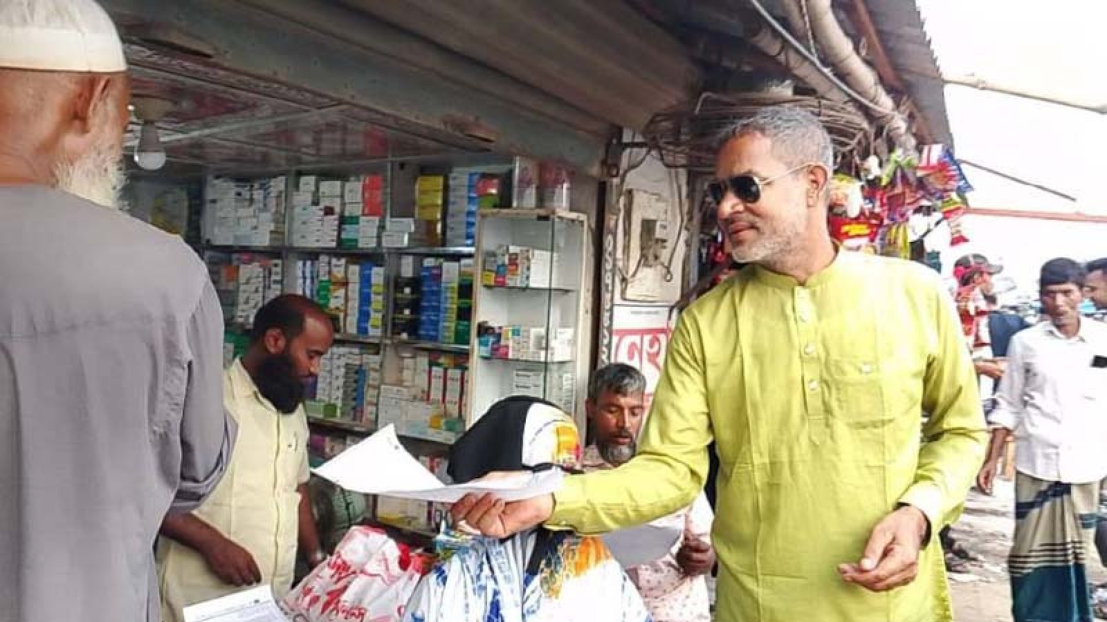 রাণীনগরে গুজব প্রতিরোধে লিফলেট হাতে রাজপথে বিএনপি নেতা সাখাওয়াত
