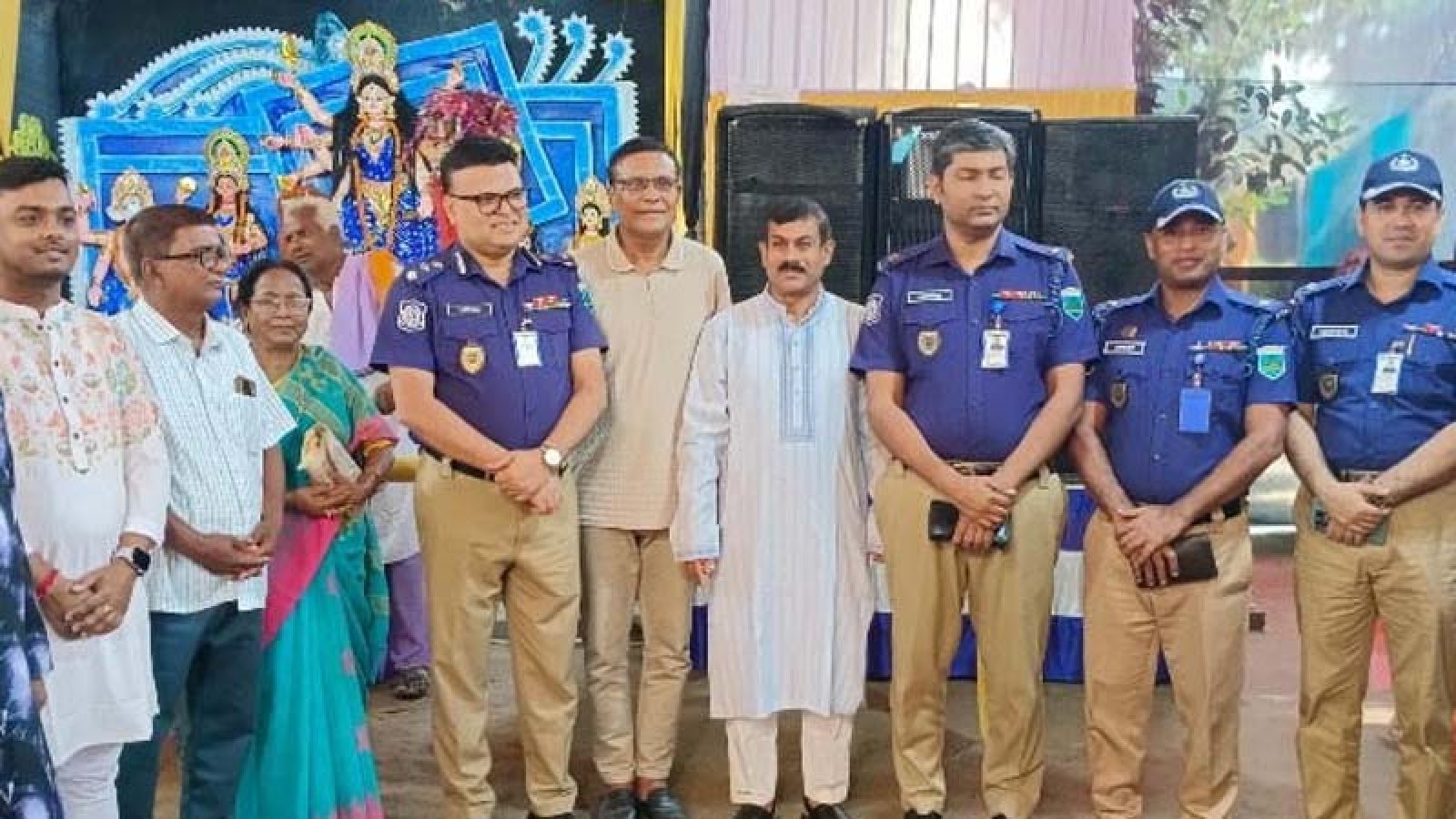 চাঁপাইনবাবগঞ্জে দুর্গাপূজার মণ্ডপ পরিদর্শনে পুলিশ সুপার