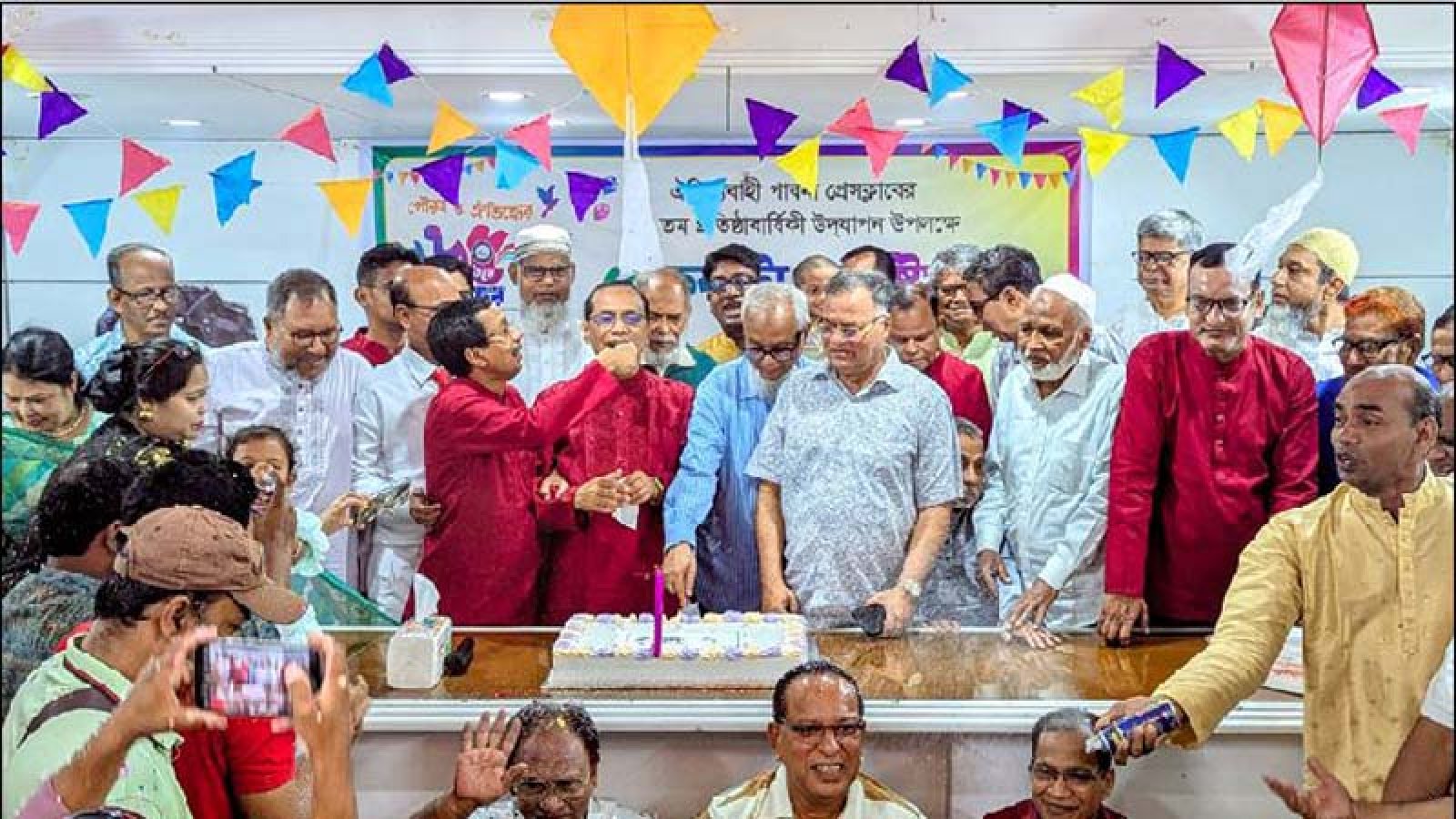 কেক কেটে পাবনা প্রেসক্লাবের ৬৫ তম বর্ষপূতির তিনদিনের বর্ণাঢ্য আয়োজন শুরু