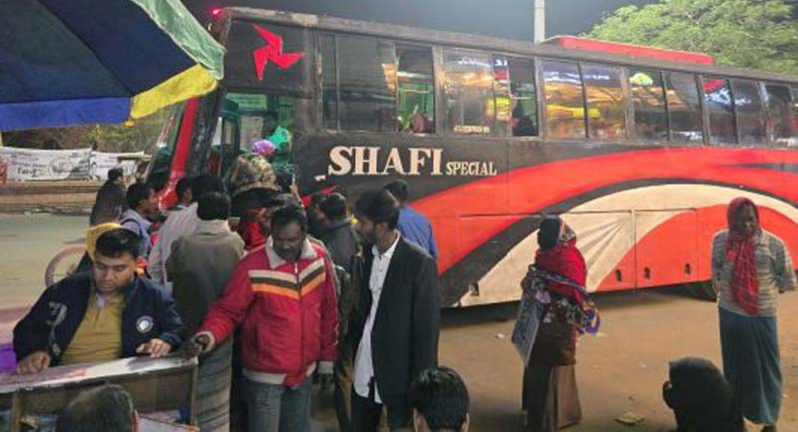 ভোটের টানে নগর ছেড়ে গ্রামে পথে মানুষ