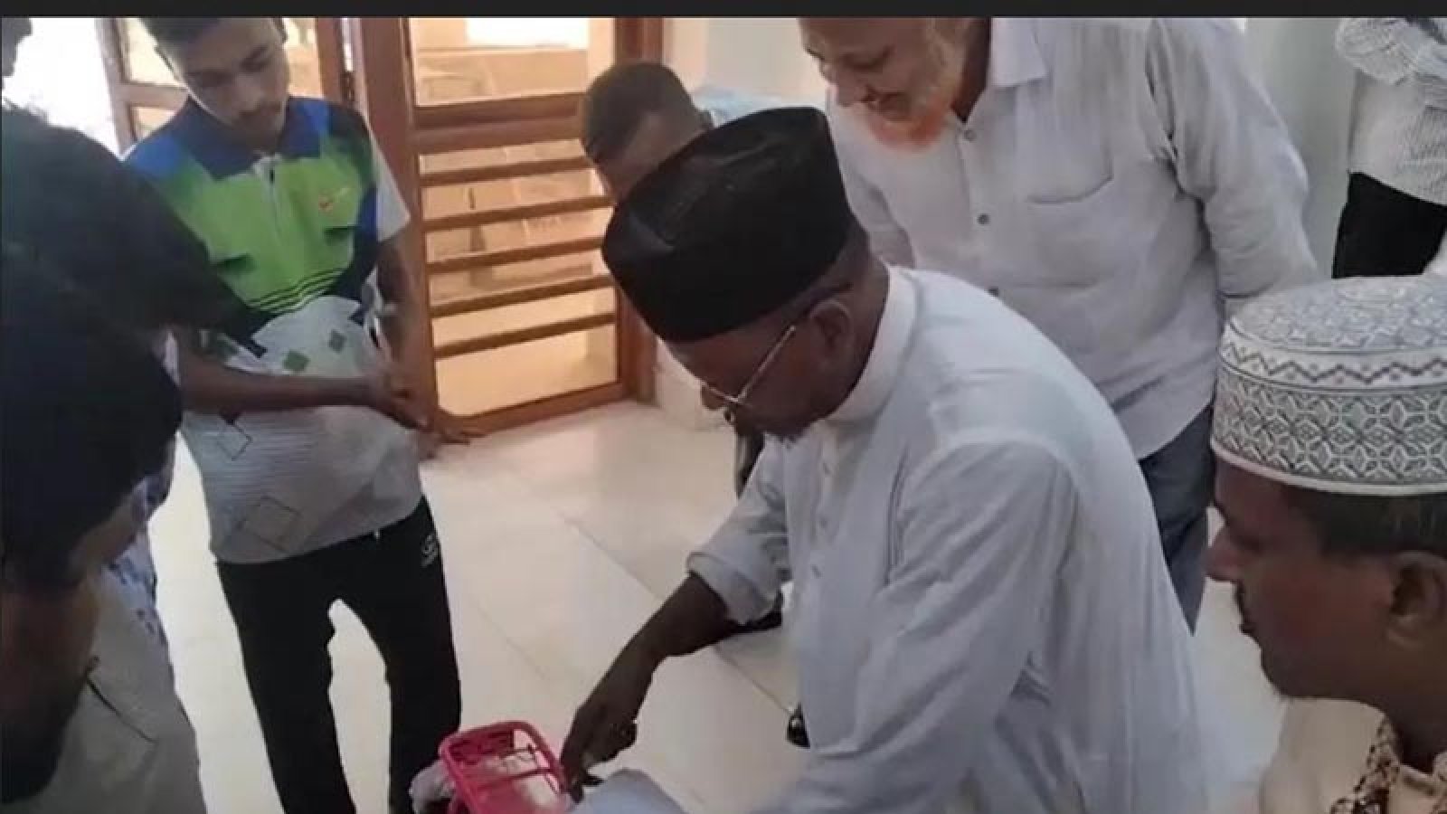 মাদরাসাছাত্রের সাইকেল দিয়েছিলেন নাতনিকে, অবশেষে ফেরত দিলেন জামায়াত নেতা