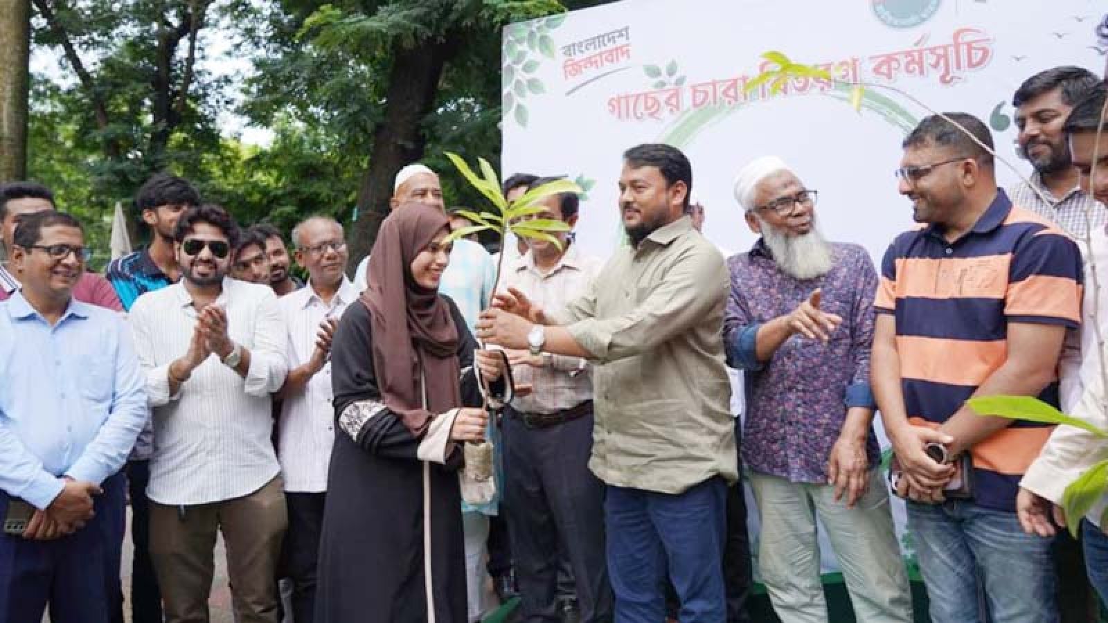 রাজশাহী কলেজ ছাত্রদলের উদ্যোগে গাছের চারা বিতরণ কর্মসূচি অনুষ্ঠিত