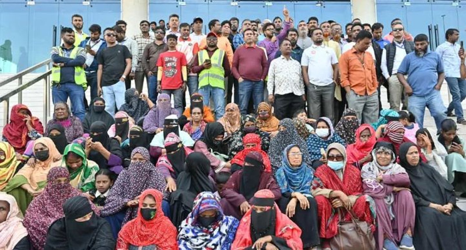 চট্টগ্রাম বন্দরে কর্মবিরতিতে শ্রমিকরা, পণ্য ওঠা-নামা বন্ধ